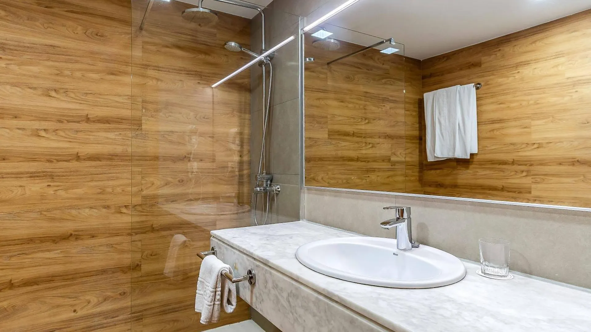 Aparthotel Bertran Barcelona 3*,