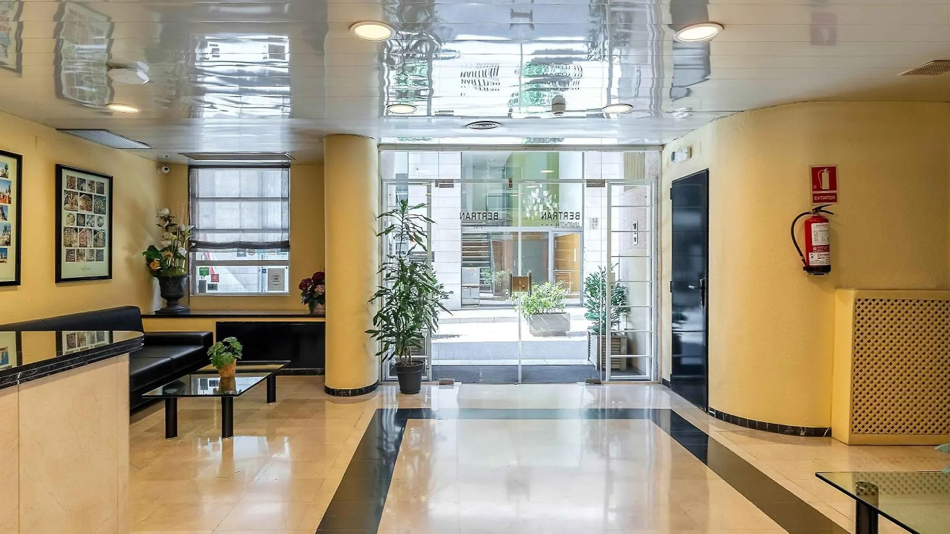 Aparthotel Bertran Барселона