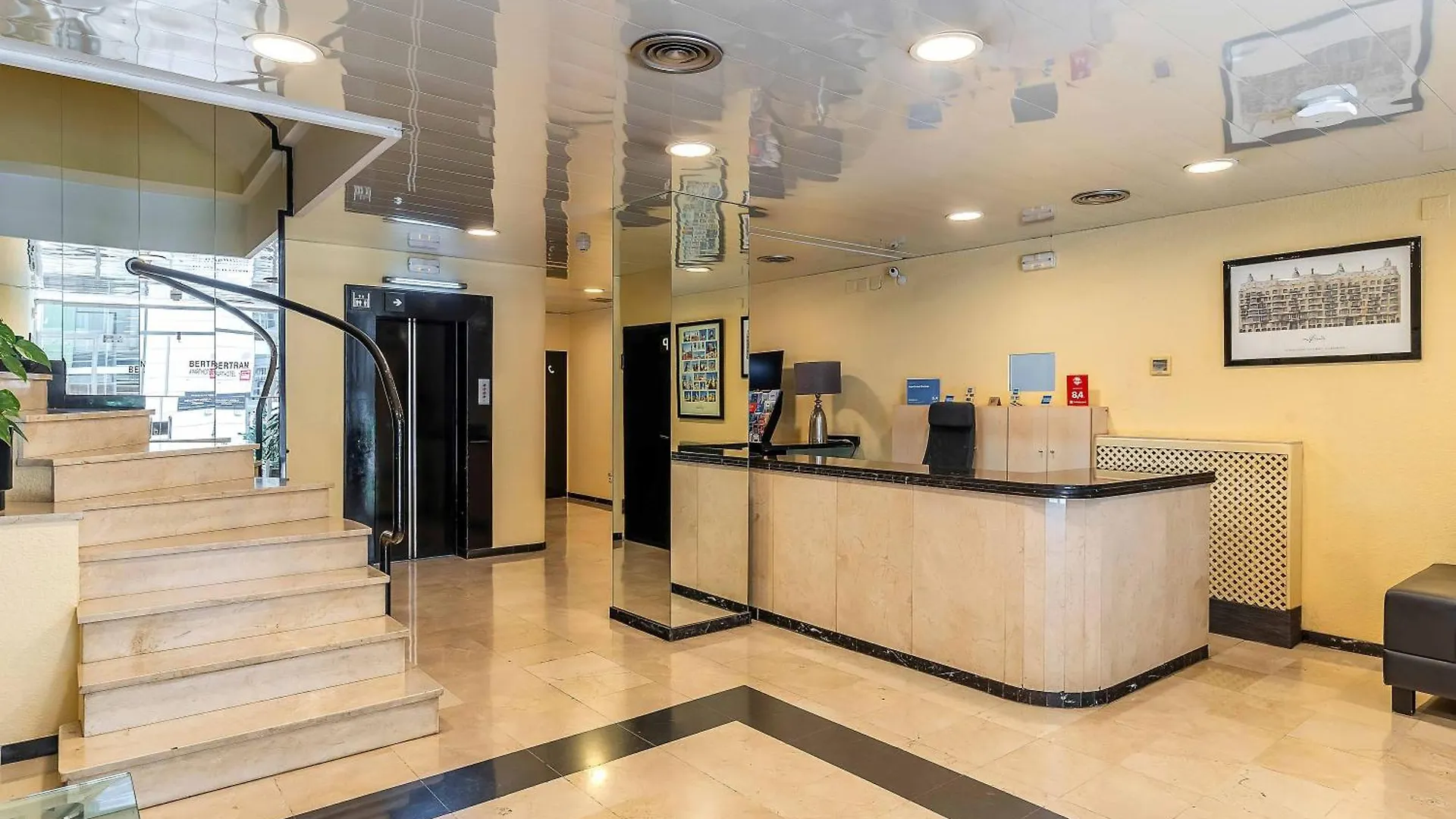 ***  Aparthotel Bertran Барселона Испания